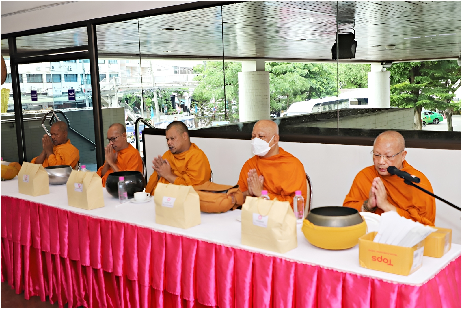 ﻿กรมบังคับคดี จัดกิจกรรมทำบุญตักบาตร ประจำเดือนสิงหาคม 2568